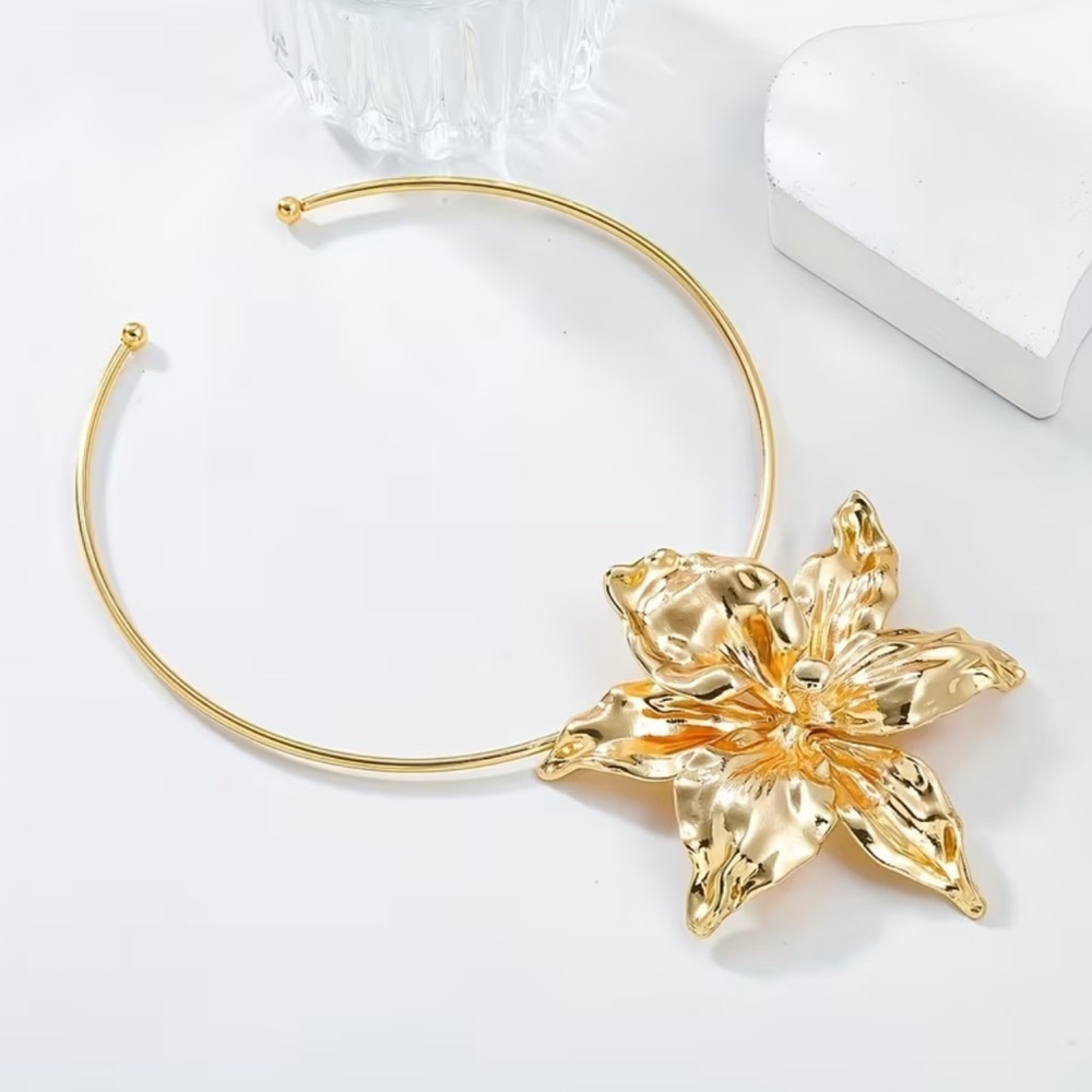 NEW ! Gold Floral Statement Necklace. Elegant Flower Necklace 🌼 Unique Necklace - Picture 2 of 5